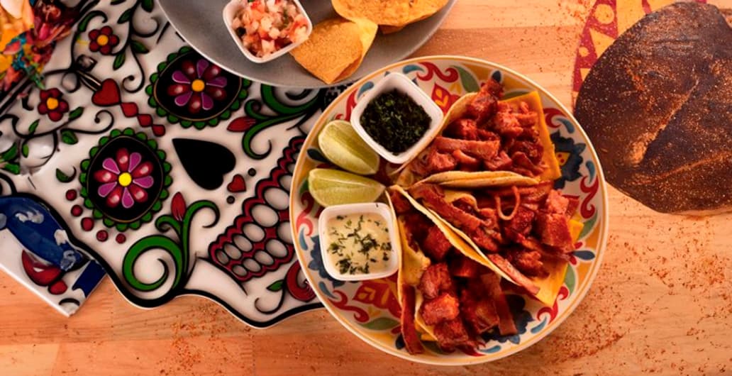 Plato de tacos con limón y salsas
